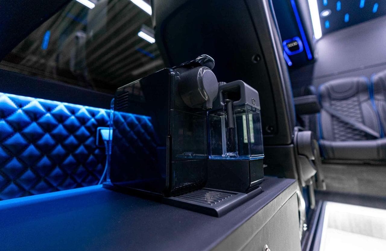 Intérieur de minibus : machine à café sur une console