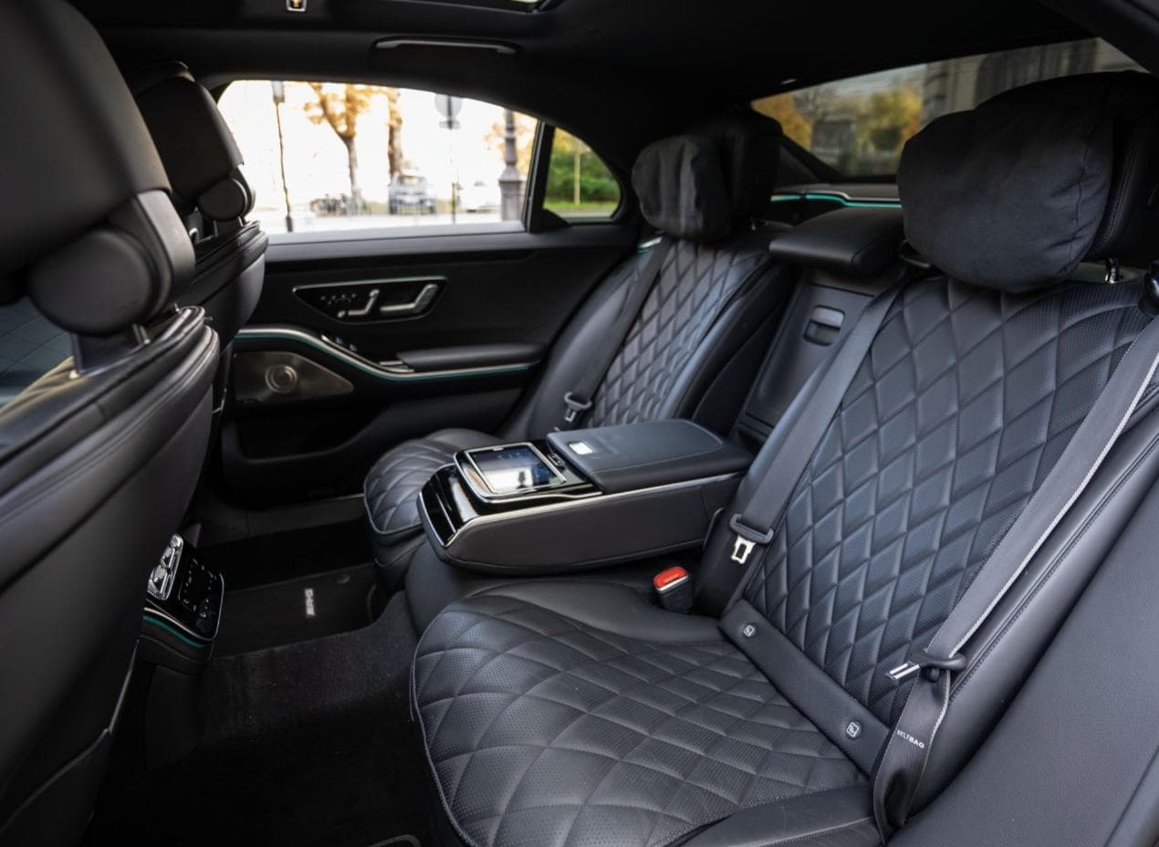 Cabine arrière d'une Mercedes Classe S, sièges en cuir matelassé