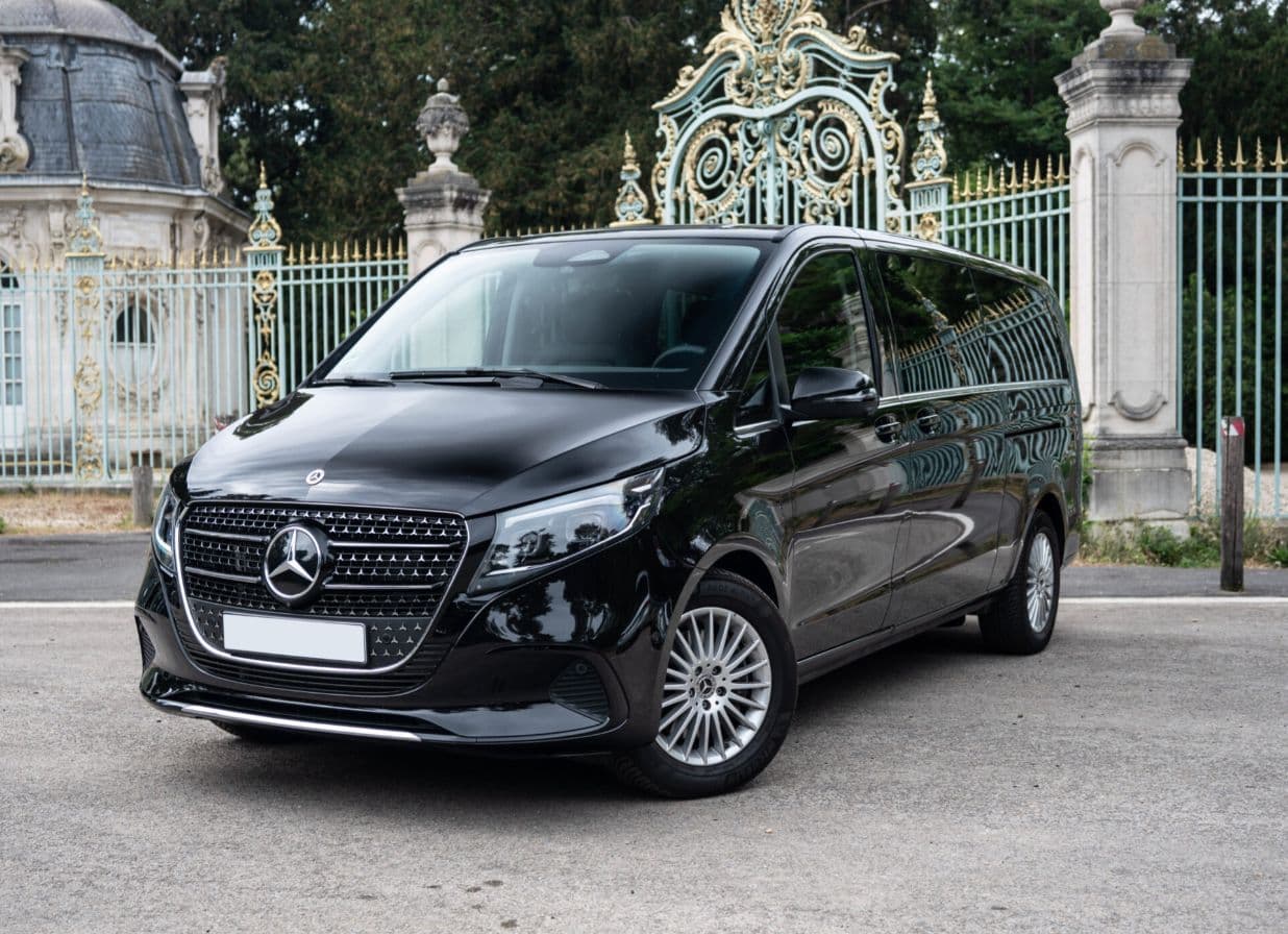 Van Mercedes Classe V noir devant une grille dorée